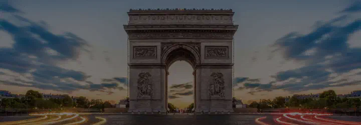 Arc de Triomphe sur les Champs Élysées à Paris, France